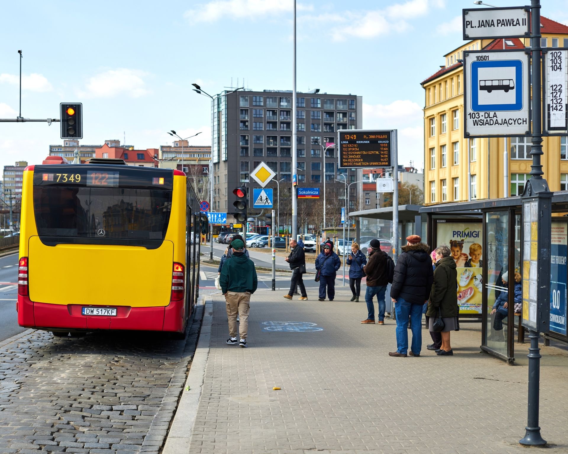 Zdjęcie archiwalne – autobus na przystanku „Jana Pawła II”, który przez miesiąc będzie zamknięty. Wyremontowana zostanie nawierzchnia zatoki
