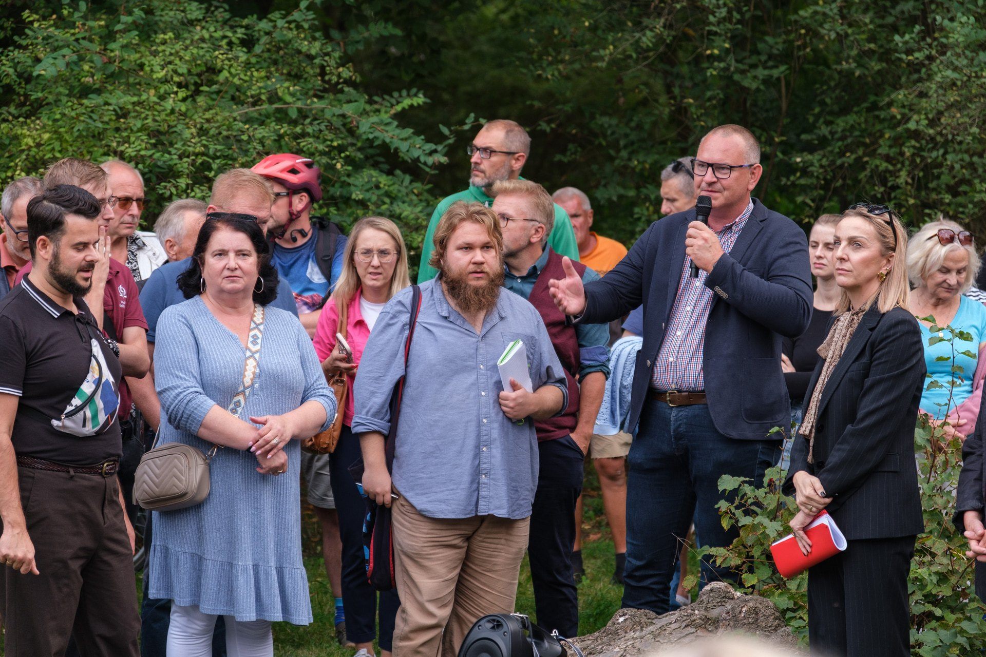 Marcin Ruchniak, wicedyrektor Zarządu Dróg i Komunikacji, na spotkaniu z mieszkańcami w Parku Na Skraju na Brochowie (czwartek 3 września)