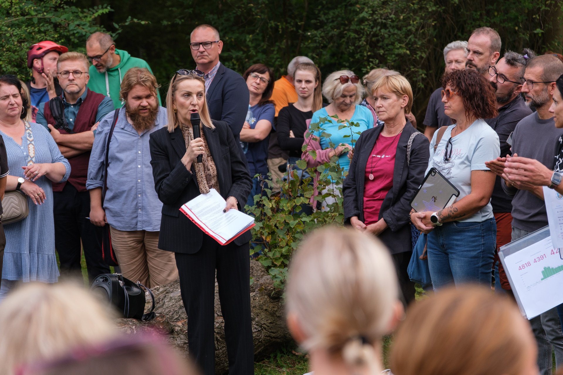 Paulina Tyniec-Piszcz, dyrektorka Departamentu Infrastruktury i Transportu Urzędu Miejskiego Wrocławia, na spotkaniu z mieszkańcami w Parku Na Skraju na Brochowie (czwartek 3 września)