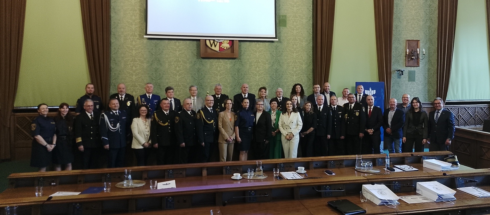 Uczestnicy konferencji zorganizowanej z okazji 35-lecia Straży Miejskiej Wrocławia w sali sesyjnej ratusza