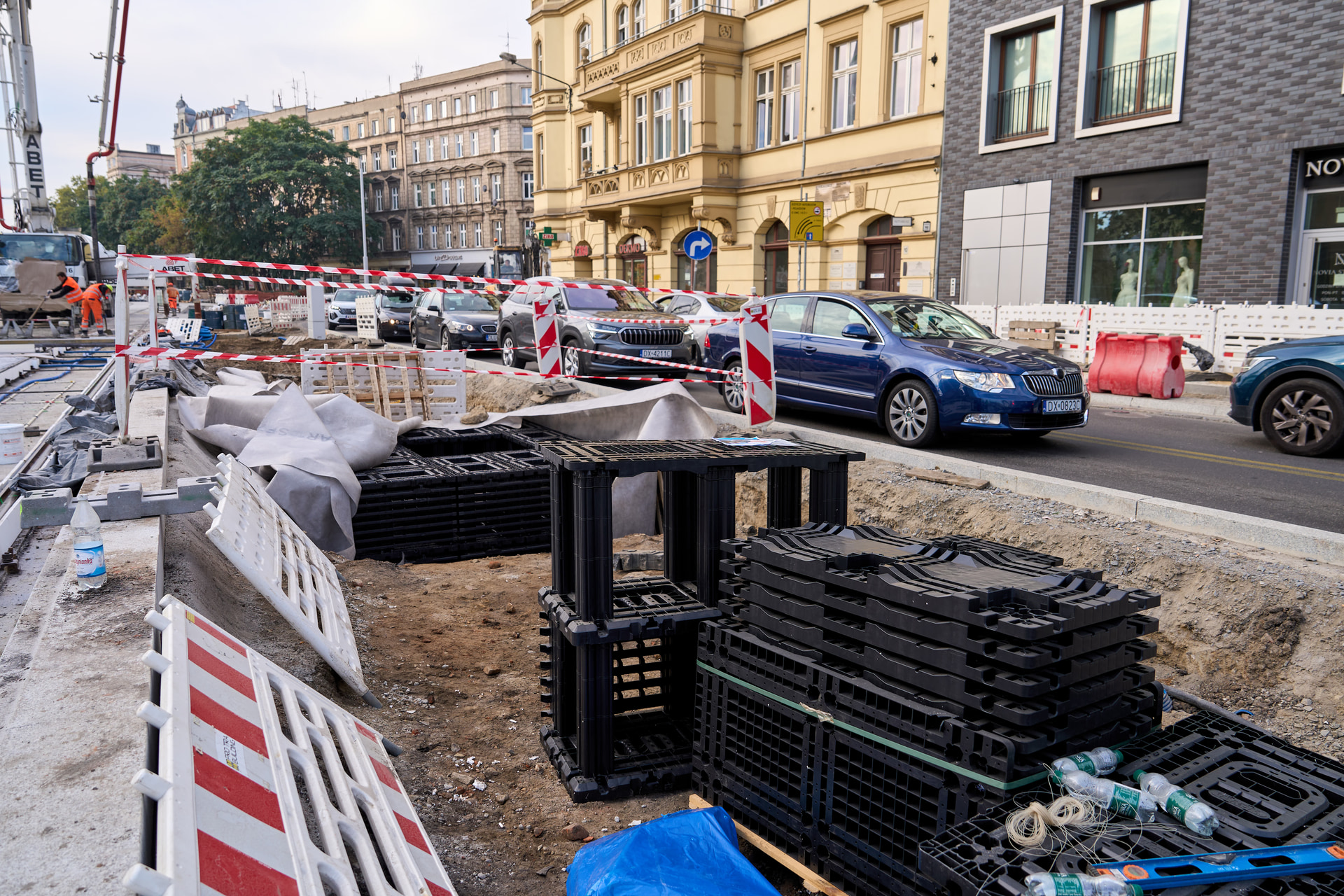 Elementy, z których składany jest moduł antykompresyjny. Dzięki takim modułom możliwe jest sadzenie drzew wśród gęstej sieci podziemnych instalacji