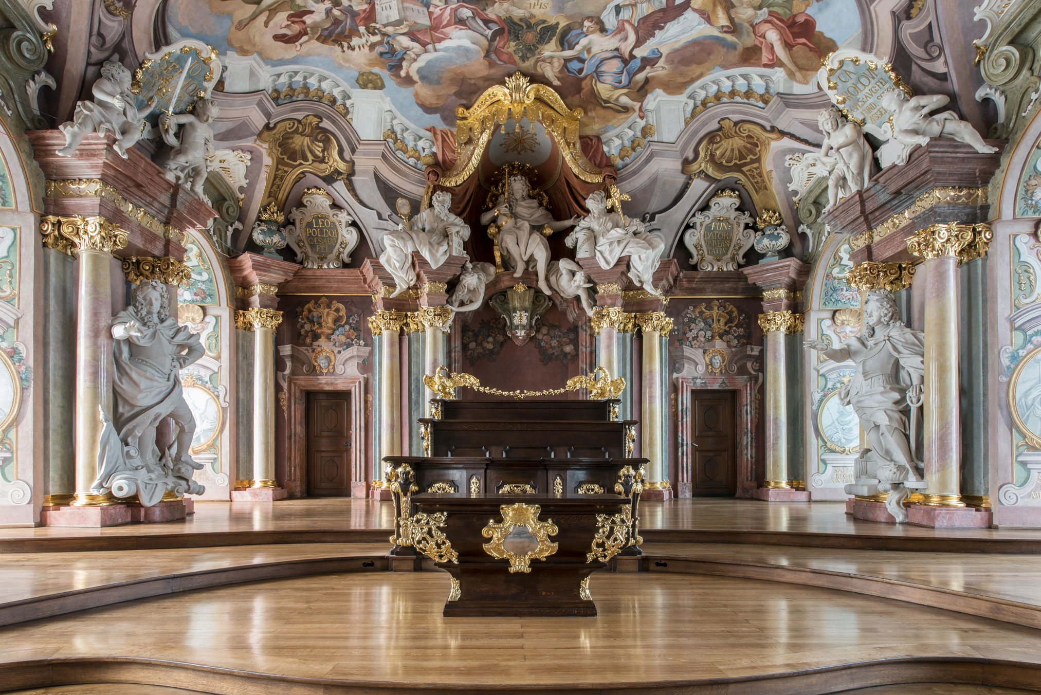 Aula Leopoldyńska widok w stronę podium