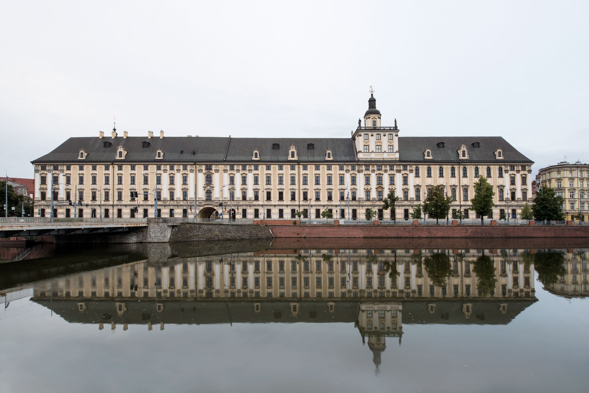 Gmach główny Uniwersytetu Wrocławskiego od strony Odry