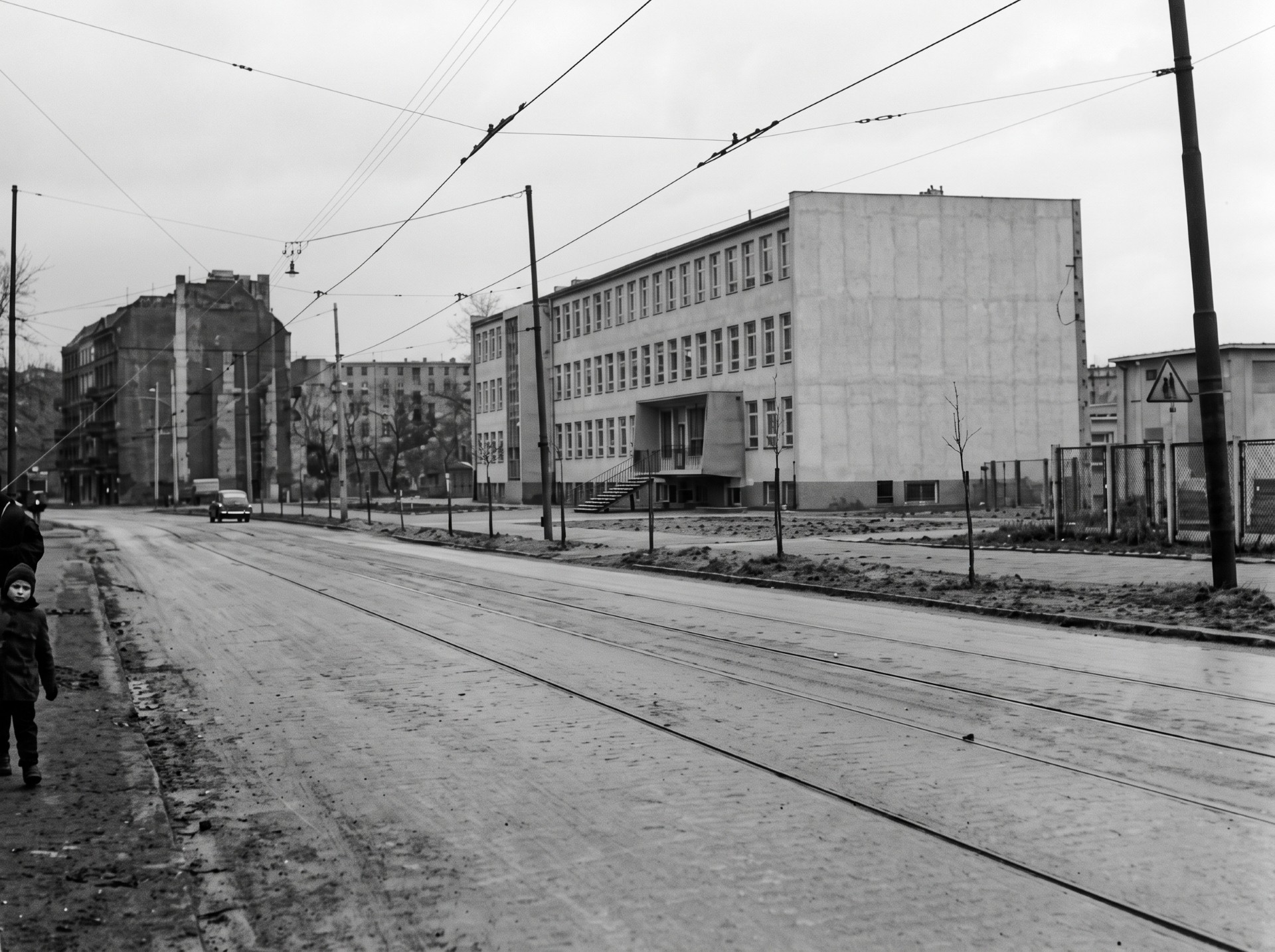 Ulica Szczytnicka w roku 1964. Po prawej stronie budynek XIV LO (jakość zdjęcia poprawiona przez AI)