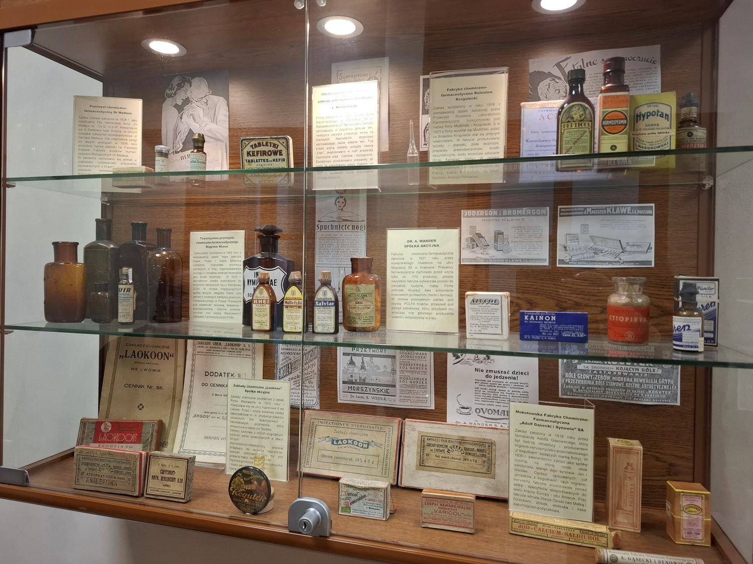 Gablota z dawnymi wytworami przemysłu chemiczno-farmaceutycznego