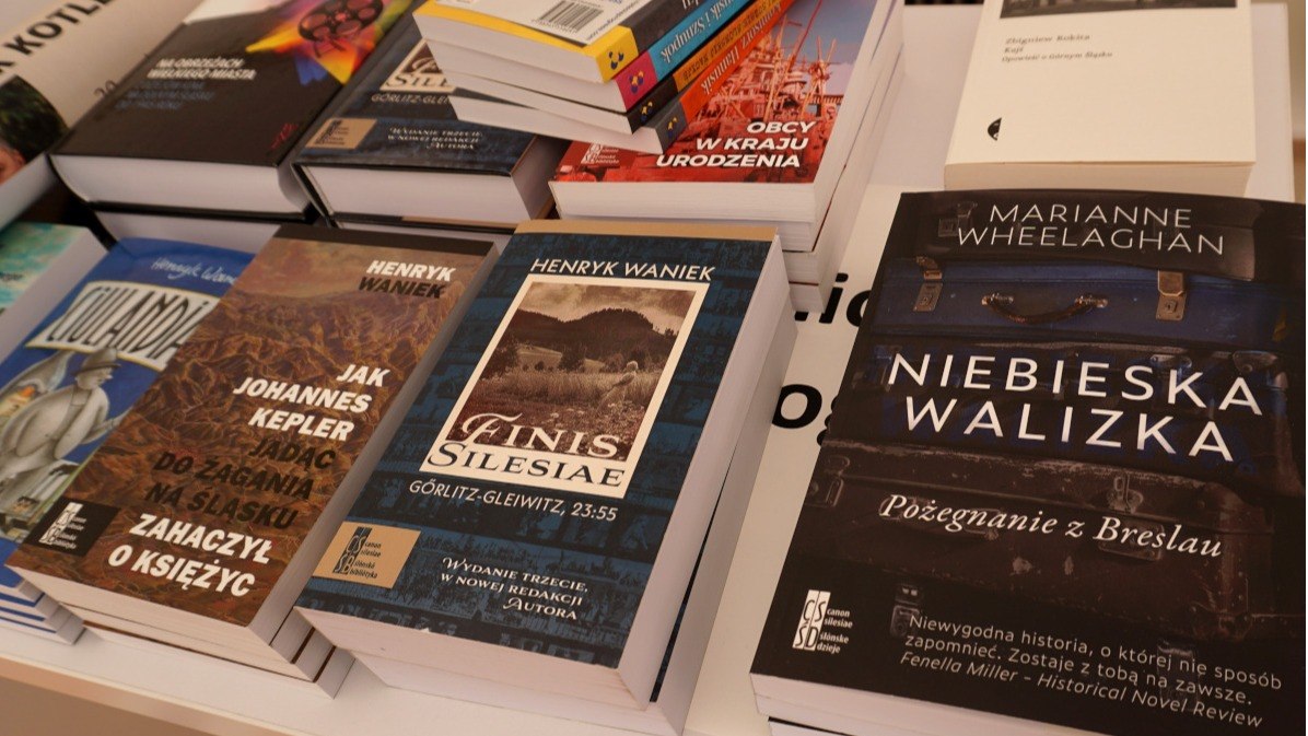 "Niebieska walizka. Pożegnanie z Breslau" na stoisku wydawnictwa Silesia Progress