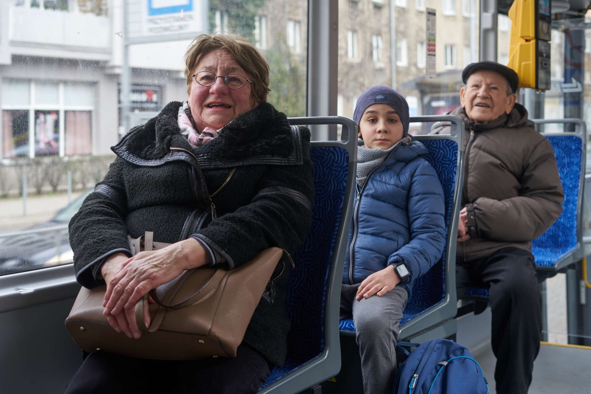 Pani Bogumiła i pan Albin odbierają wnuka Franka ze szkoły.