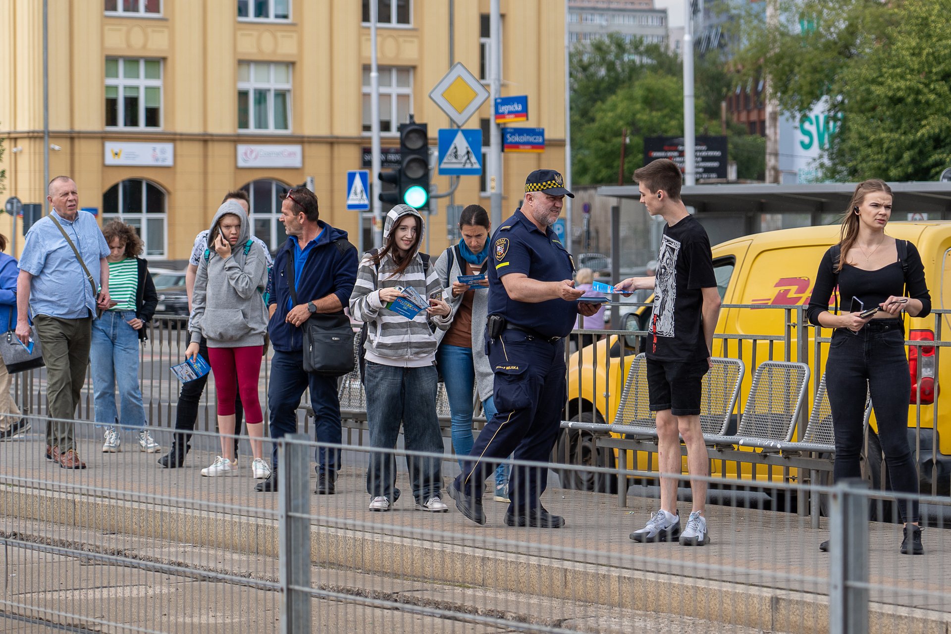 Strażnicy miejscy starali się dotrzeć z ulotkami przede wszystkim do pasażerów korzystających z komunikacji miejskiej w obrębie ulicy Legnickiej.