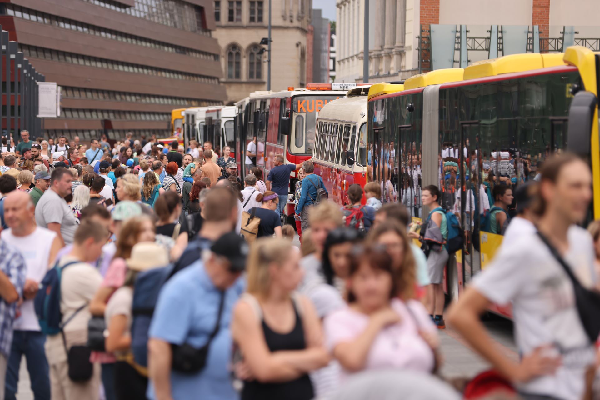 Tłumy na pl. Wolności. Chętnych na paradę autobusów po trasie na Nowy Dwór nie brakowało.