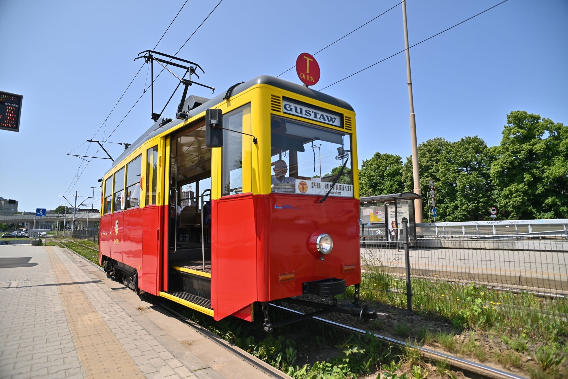 Historyczny tramwaj MPK Konstal N noszący imię Gustaw.