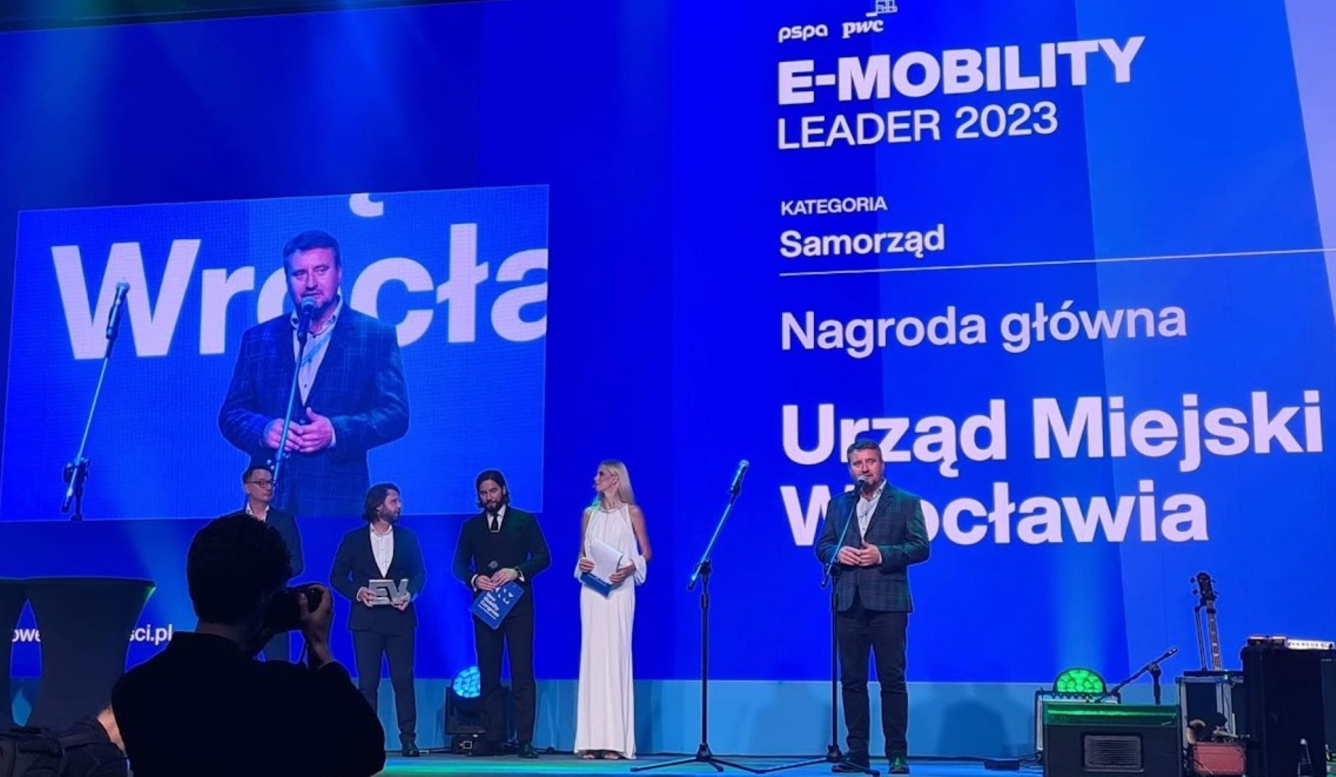 Sławomir Gonciarz w imieniu Wrocławia odbiera tytuł Samorządowego Lidera Elektromobilności 2023.