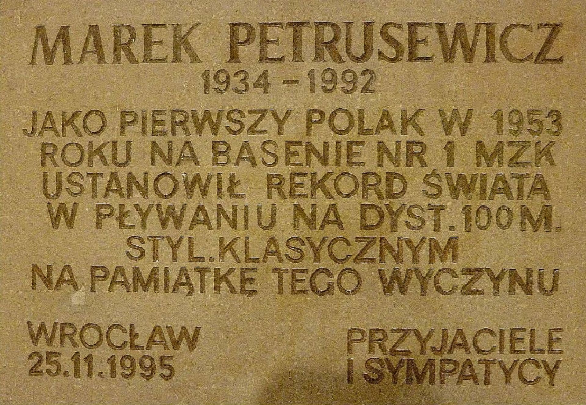Tablica pamiątkowa, która znajduje się na basenie przy Teatralnej