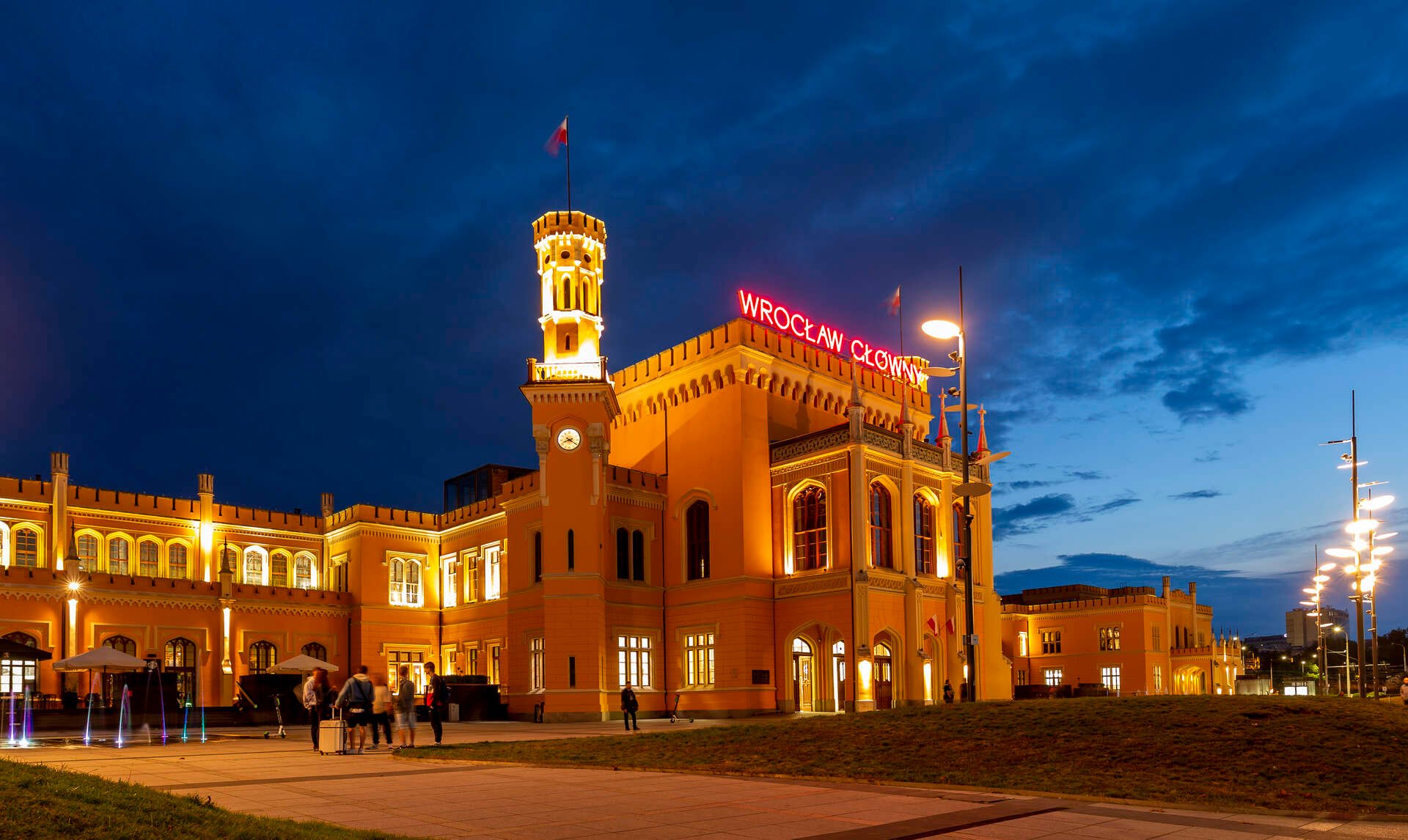 Wrocławski dworzec główny nocą.