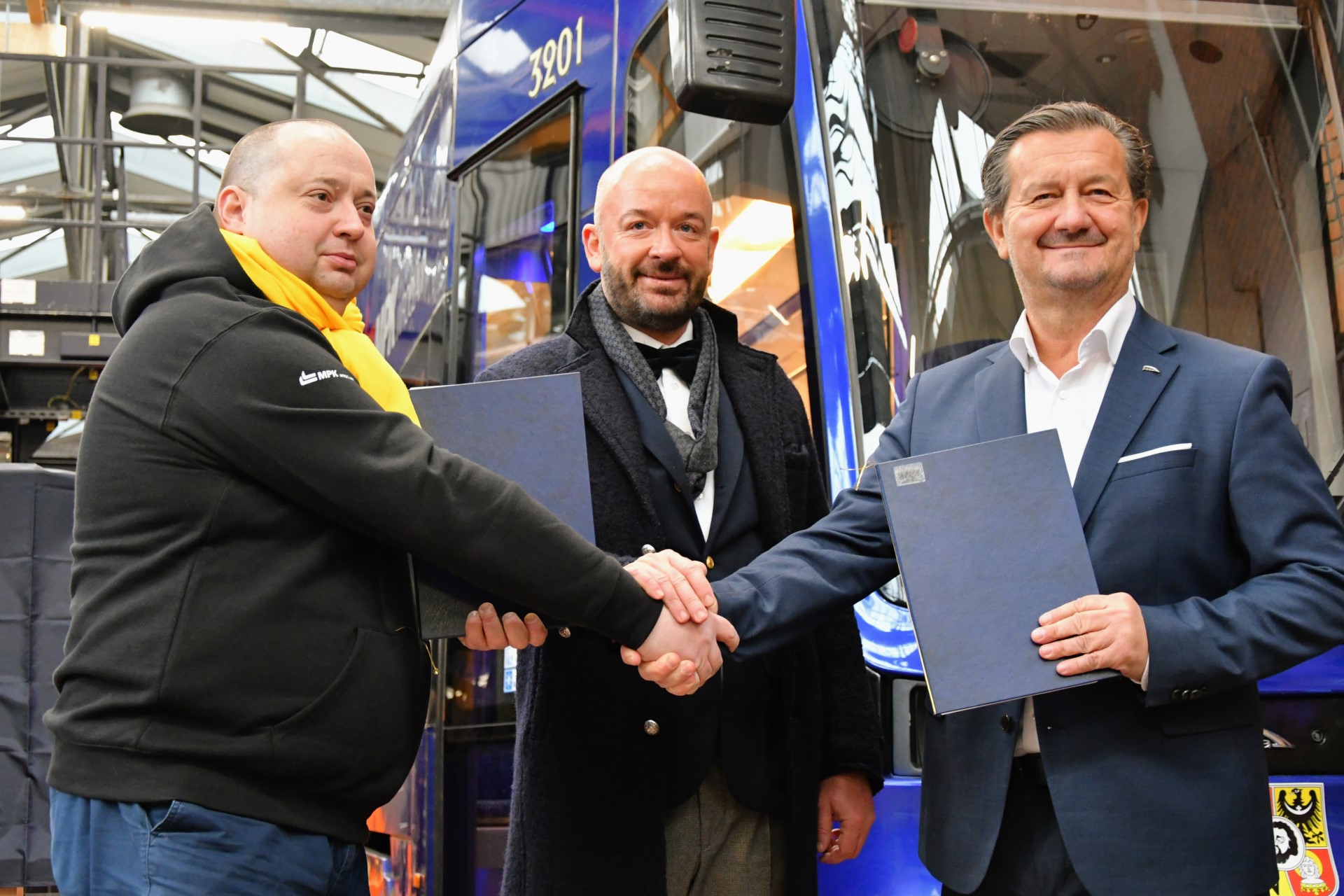 <p>Grudzień 2021 rok - podpisanie umowy między MPK Wrocław a Pesa Bydgoszcz. Na zdjęciu Krzysztof Balawejder, &oacute;wczesny prezes MPK, Jacek Sutryk, prezydent Wrocławia i&nbsp;&nbsp;Krzysztof Zdziarski, prezes Pesa Bydgoszcz.</p>
