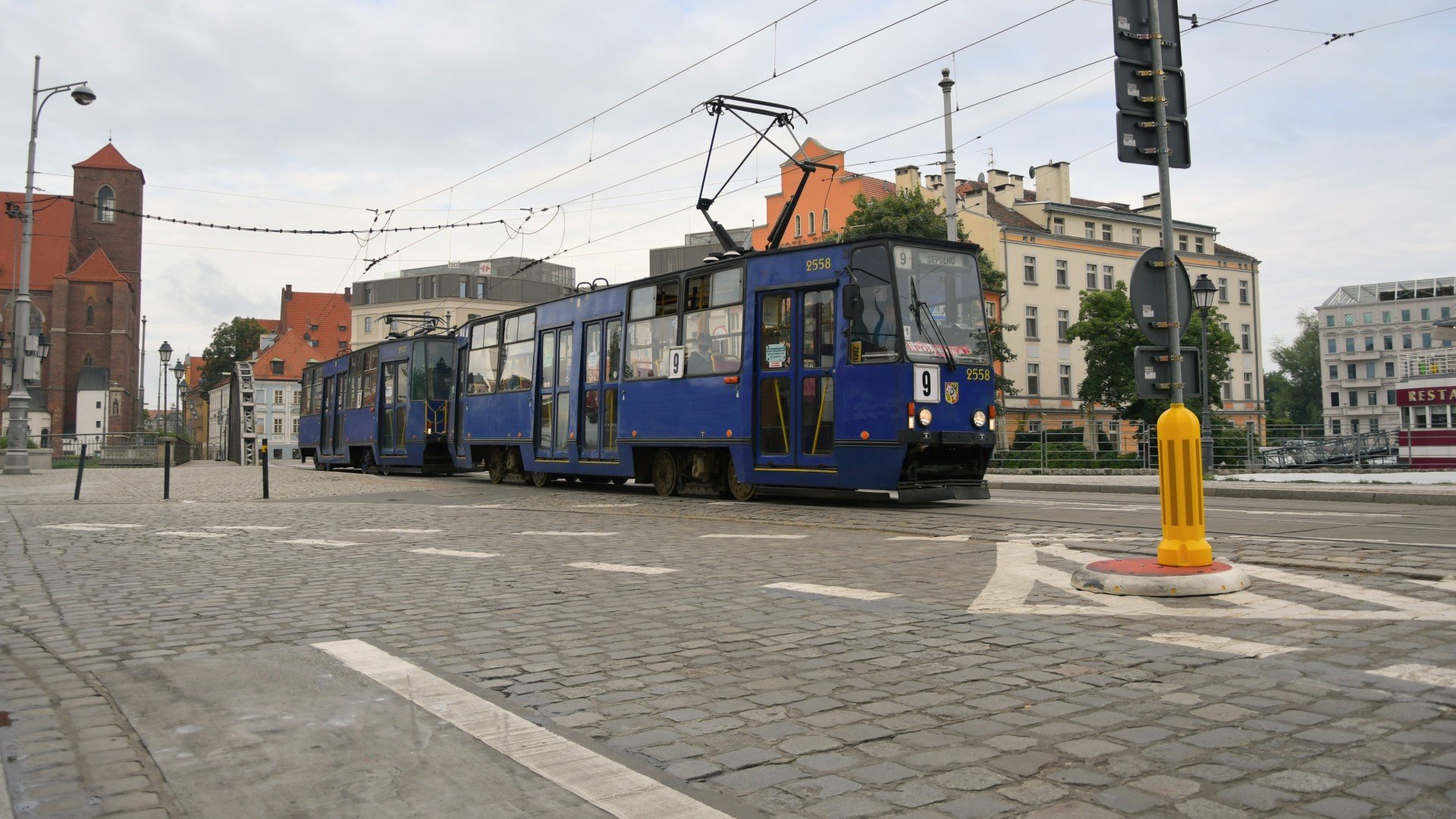 <p>Miłośnicy komunikacji miejskiej liczą na to, że stopniowo wycofując Konstale, MPK jednak zachowa dla potomnych ten w&oacute;z z 1975 roku. Jako jedyny zachował oryginalny układ czterech par drzwi otwieranych do wewnątrz. Pozostałe Konstale zostały przerobione na trzydzrzwiowe.&nbsp;</p>