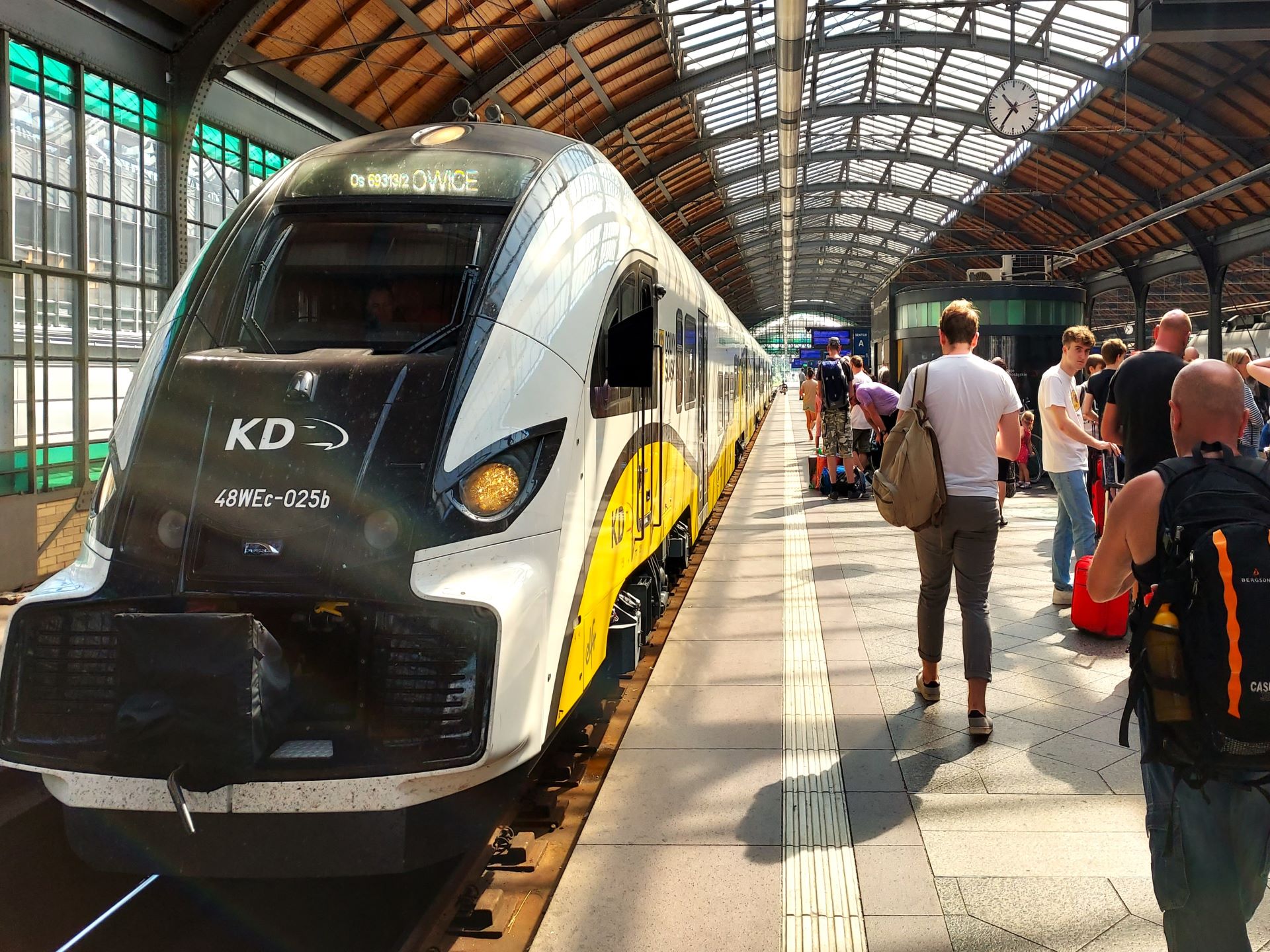 Pociąg Elf 2 Kolei Dolnośląskich na dworcu Wrocław Główny