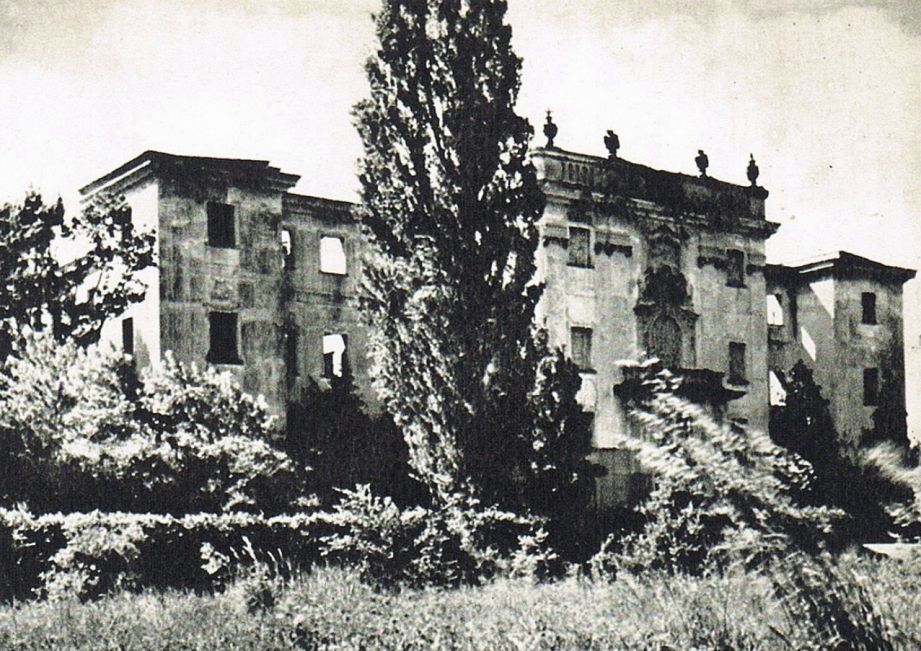 Zamek w Rydzynie przed odbudową. W 1945 roku spalili go żołnierze radzieccy.