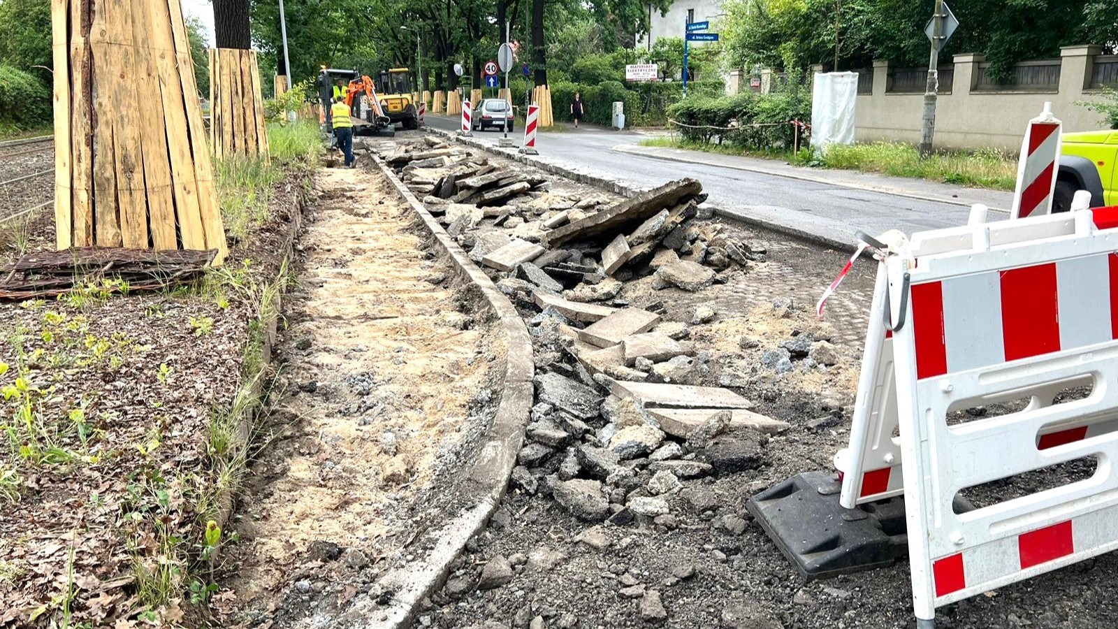 Prace w pobliżu dębów na ul. Olszewskiego.