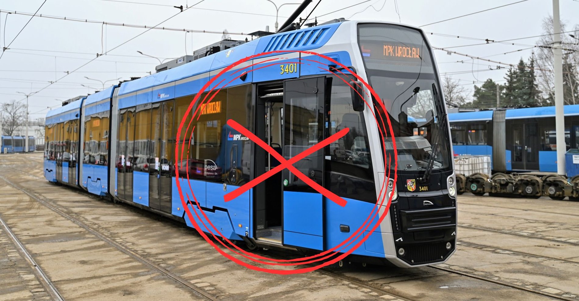 Tramwaj inny niż pozostałe kursujące po Wrocławiu. Pierwsze drzwi w Pesie Twist 146N prowadzą wyłącznie do kabiny motorniczego. Pasażerowie nie mogą z nich korzystać.