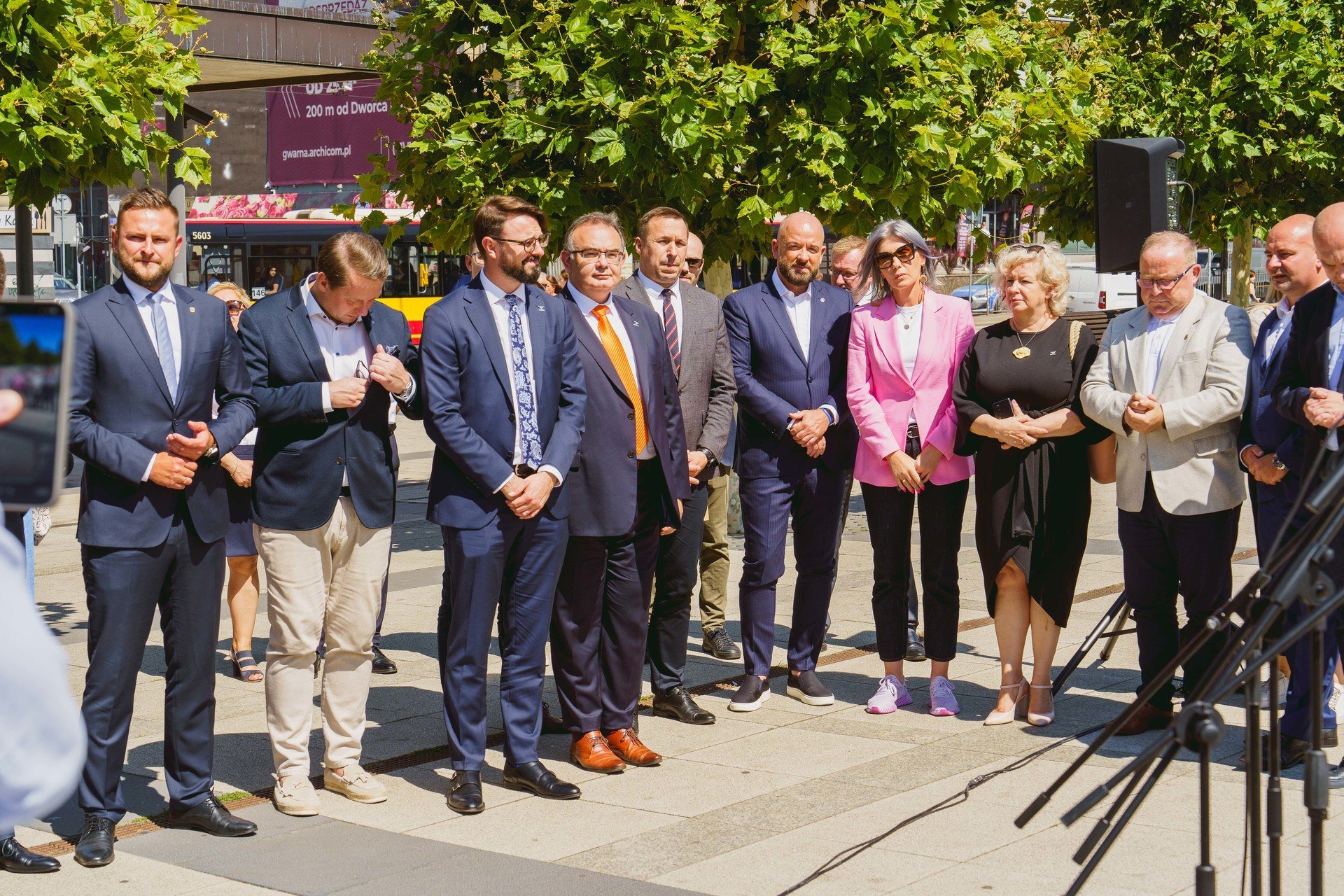 Konferencja prasowa przed dworcem Wrocław Główny poświęcona uruchomieniu bezpłatnych podróży pociągami po terenie Wrocławia dla posiadaczy biletów miejskich