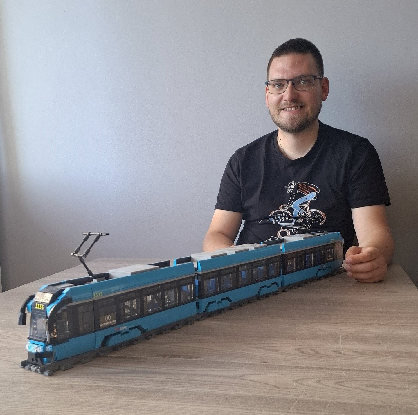 <p>Mateusz Wawrowski, poznański motorniczy, wykonał z klock&oacute;w Lego wrocławską Gammę</p>