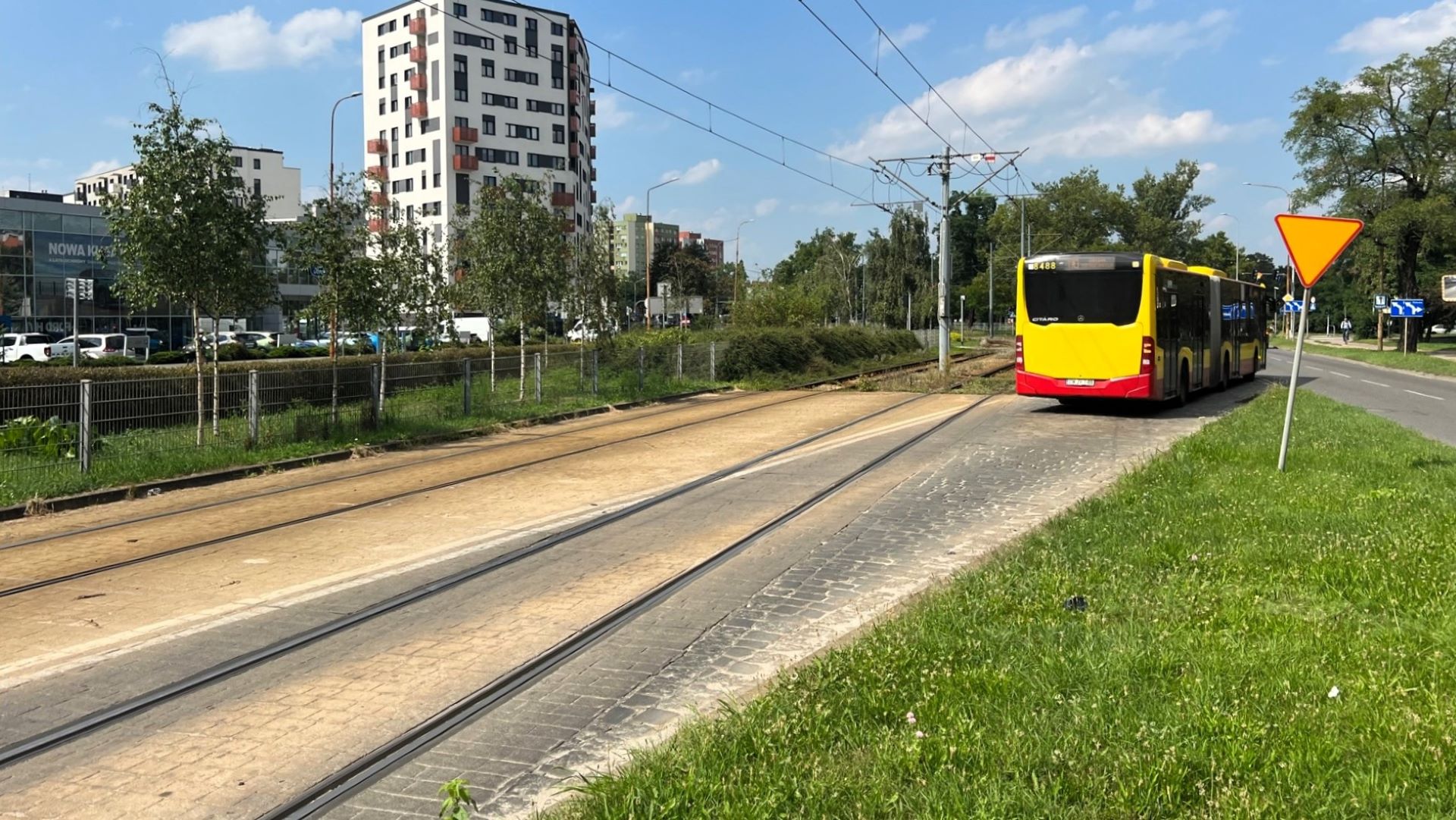 <p>Ulica Bardzka, autobus jadący od strony al. Armii Kajowej w kierunku Pięknej&nbsp;&nbsp;</p>