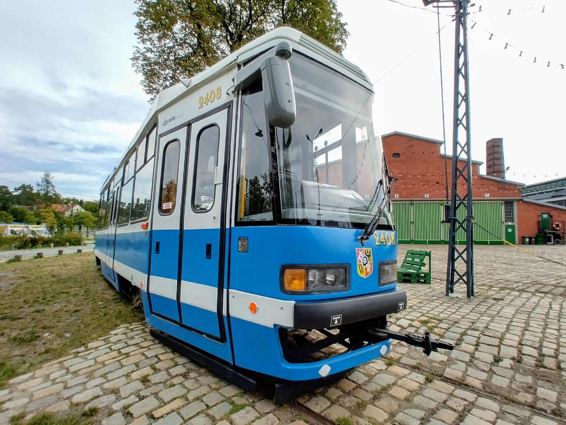 <p>Konstal 105, przyszły foodtram, jest już na terenie dawnej zajezdni tramwajowej Dąbie, w kt&oacute;rej mieści się Czasoprzestrzeń</p>