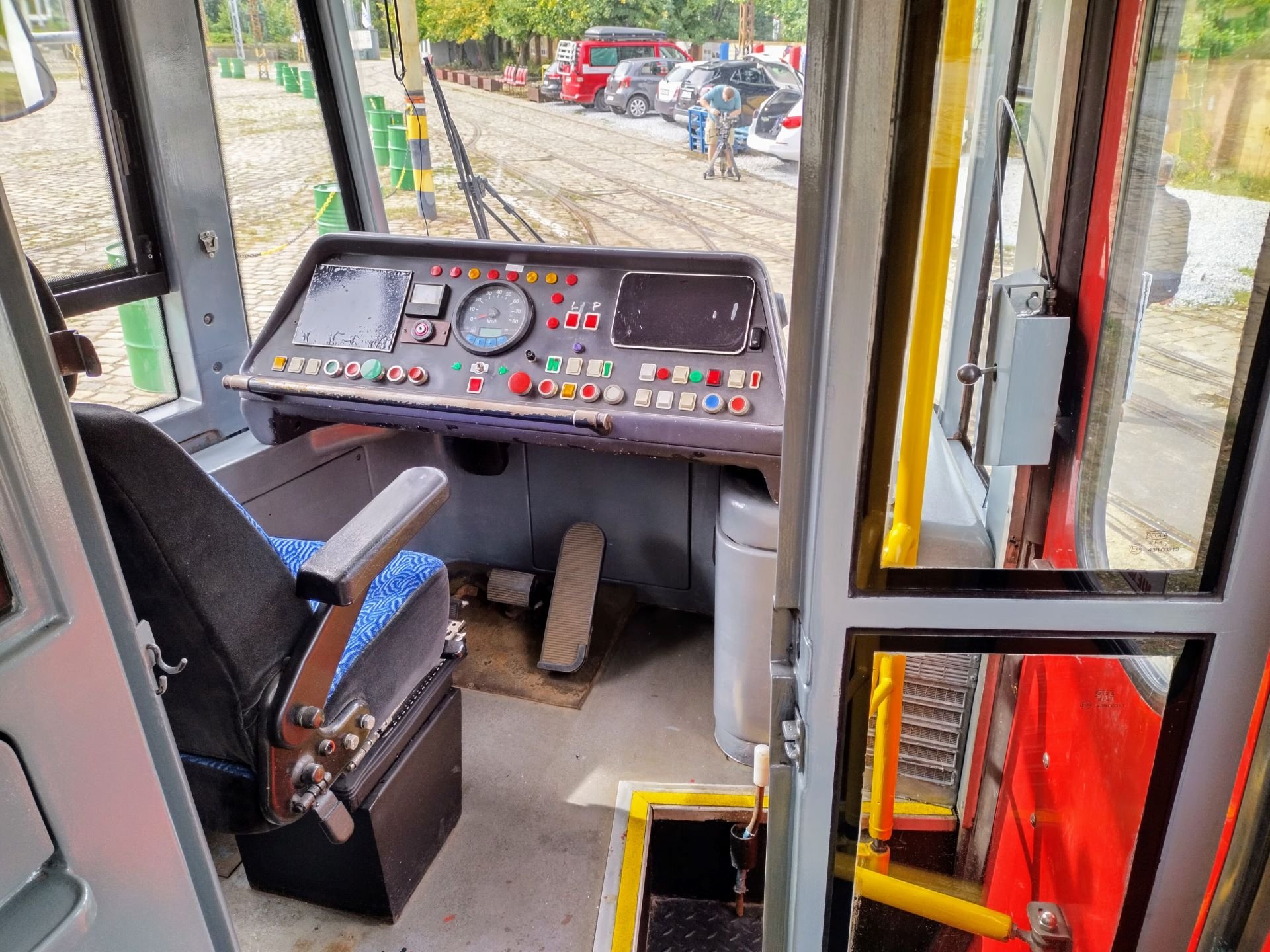 <p>Konstal 105, przyszły foodtram, jest już na terenie dawnej zajezdni tramwajowej Dąbie, w kt&oacute;rej mieści się Czasoprzestrzeń</p>