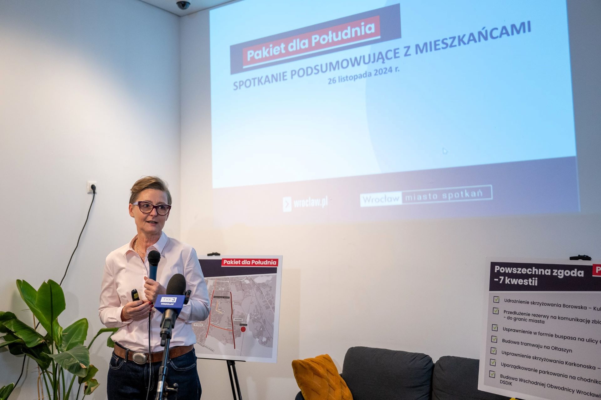 Dyrektorka Biura Zrównoważonej Mobilności Monika Kozłowska-Święconek na konferencji prasowej prezentuje Pakiet dla Południa