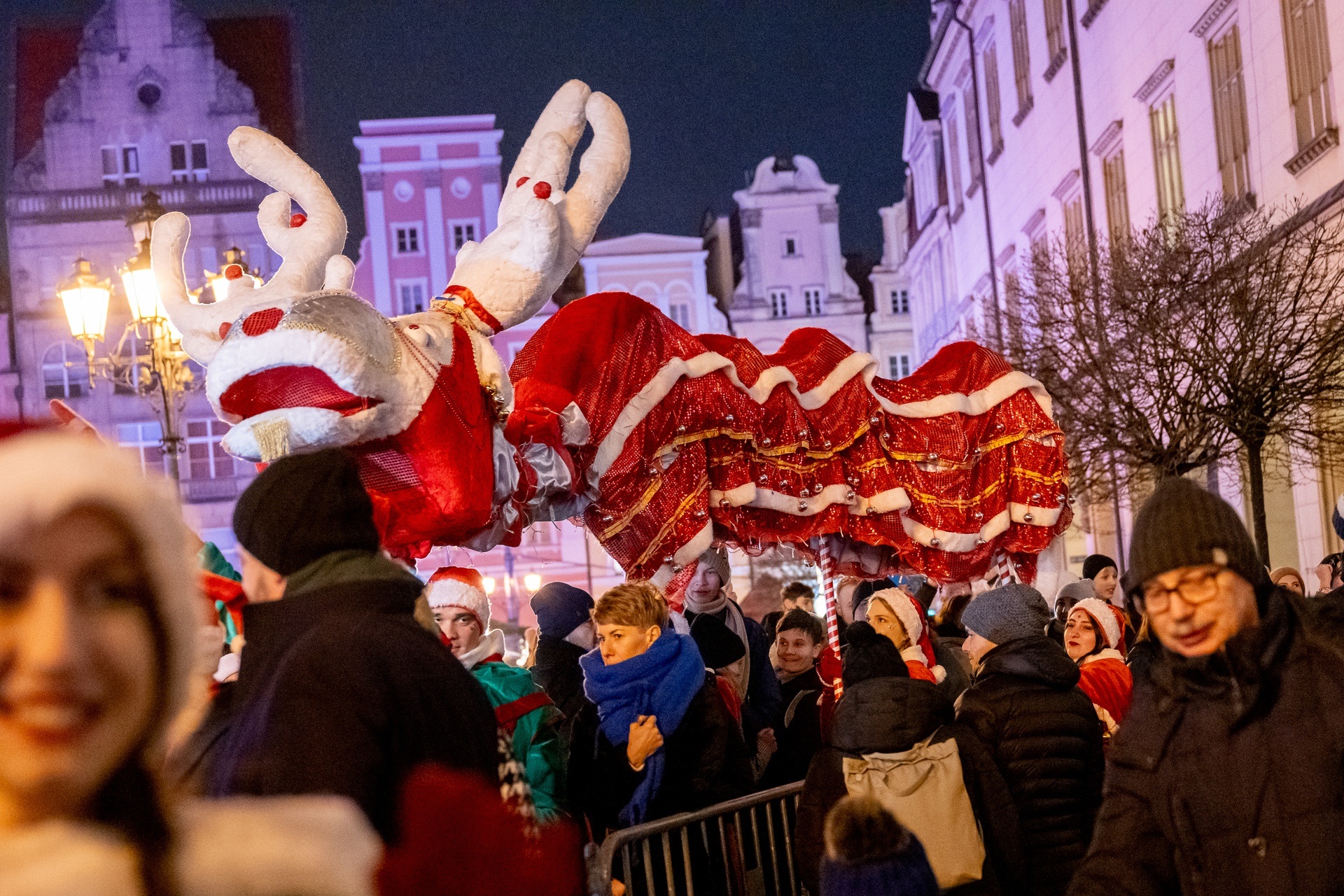 Mikołajki na wrocławskim Rynku. Mikołaj, elfy, jarmark i rozświetlona choinka
