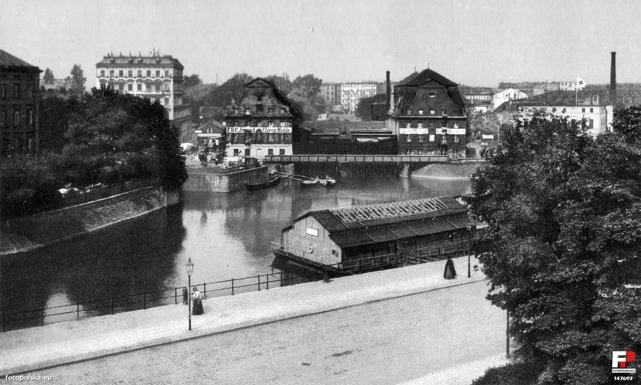 Młyny św. Klary sytuowane pomiędzy wyspą Słodową i Bielarską. Na dole kadru Badeanstalt czyli kąpielisko. Lata 1900–1920. Zdjęcie archiwalne