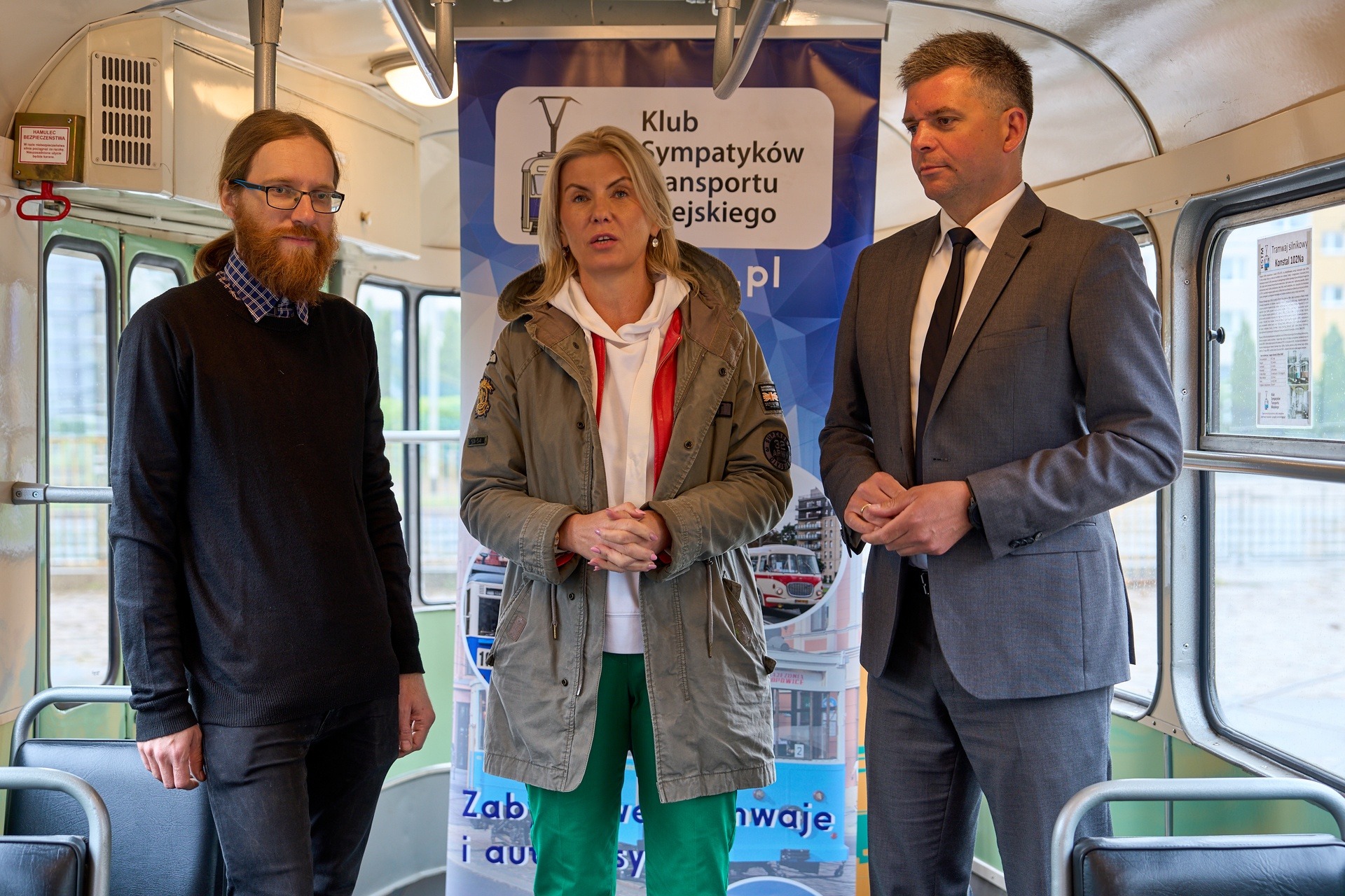 Prezes Klubu Sympatyków Transportu Miejskiego Krzysztof Kołodziejczyk, wiceprezydent Wrocławia Renata Granowska i wiceprezes MPK Przemysław Nowicki w zabytkowym tramwaju Konstal 102