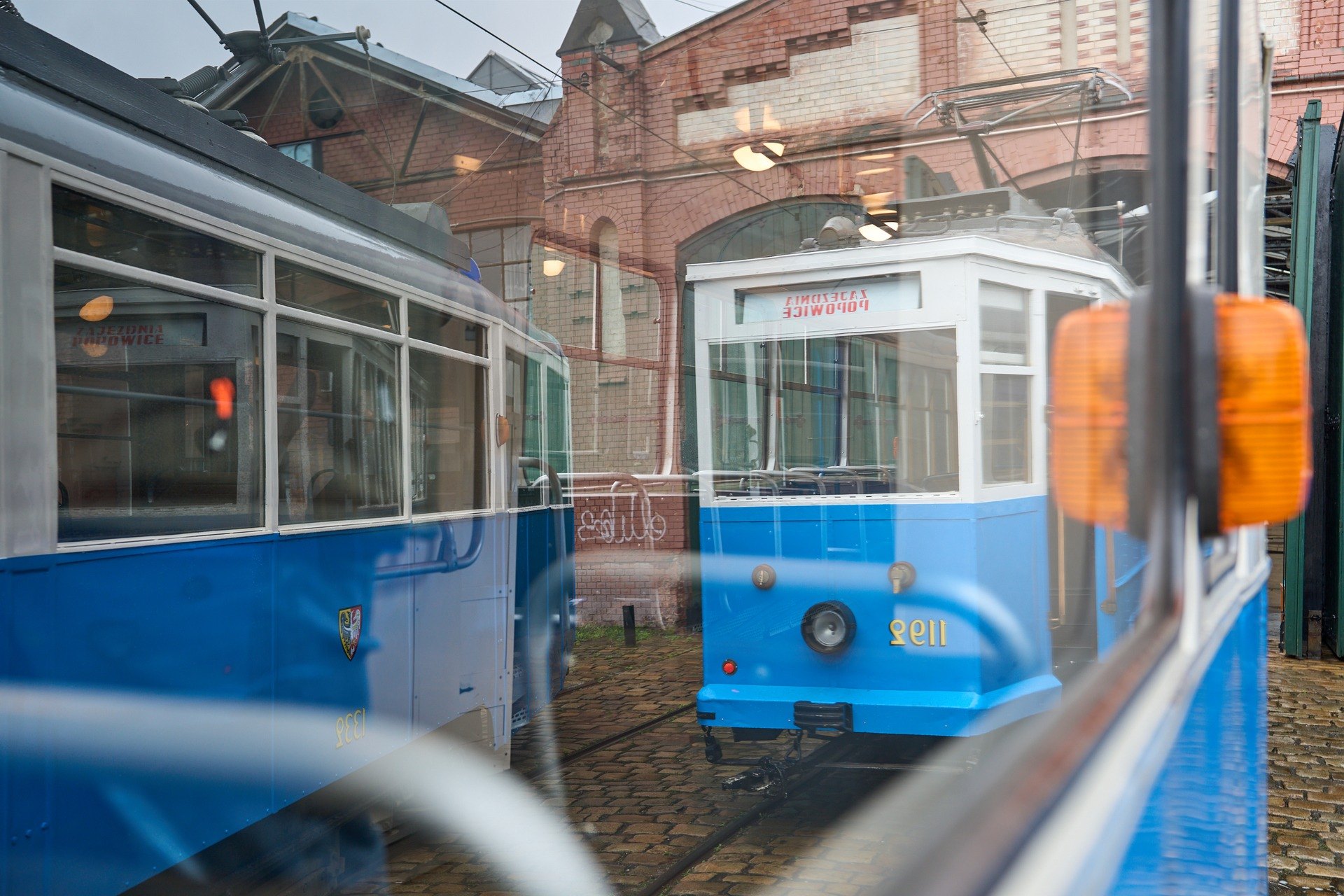 Zajezdnia Popowice - Konstal N i LH odbijają się w szybkie Konstala 102