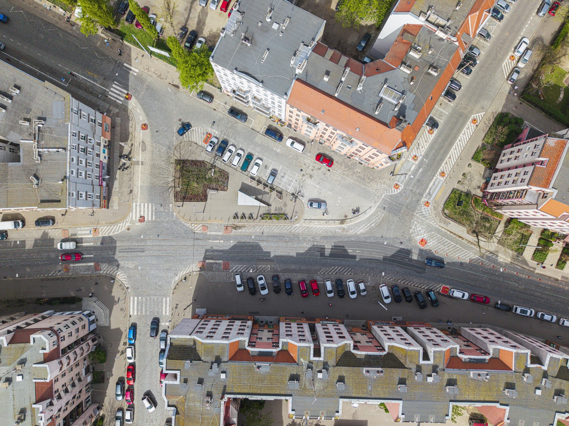 <p>Plac tr&oacute;jkątny - tak popularnie nazywane jest plac u zbiegu ulic Kościuszki i Komuny Paryskiej . Z Kościuszki krzyżuje się tu ulica Świstackiego i Zgodna&nbsp;</p>
