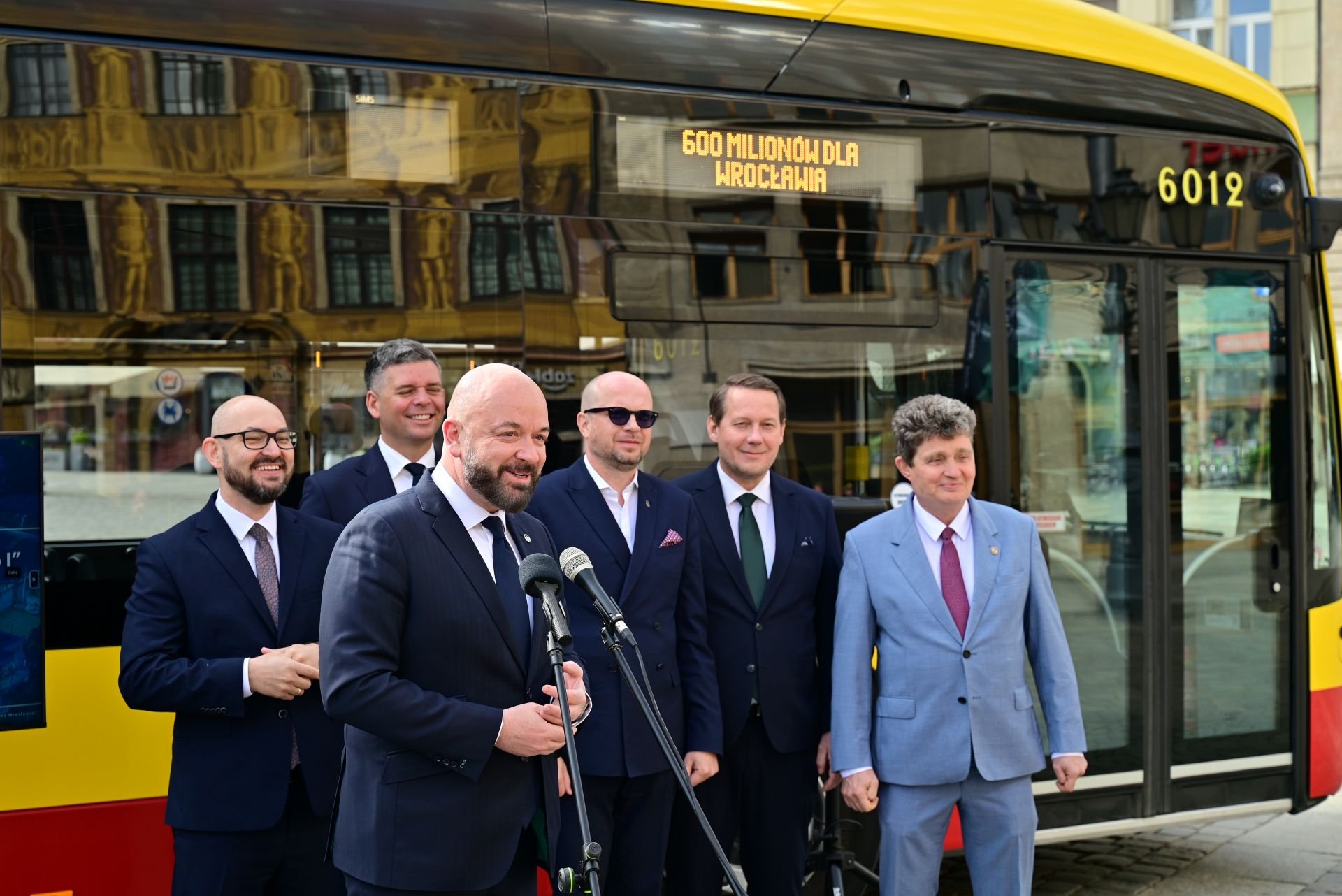 Konferencja prasowa. Prezydent Jacek Sutryk informuje o dotacji pozyskanej na zakup taboru MPK