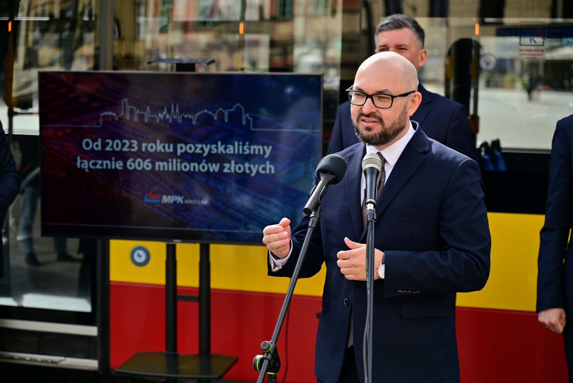 Konferencja prasowa. Prezes MPK opowiada o dotacji pozyskanej na zakup taboru