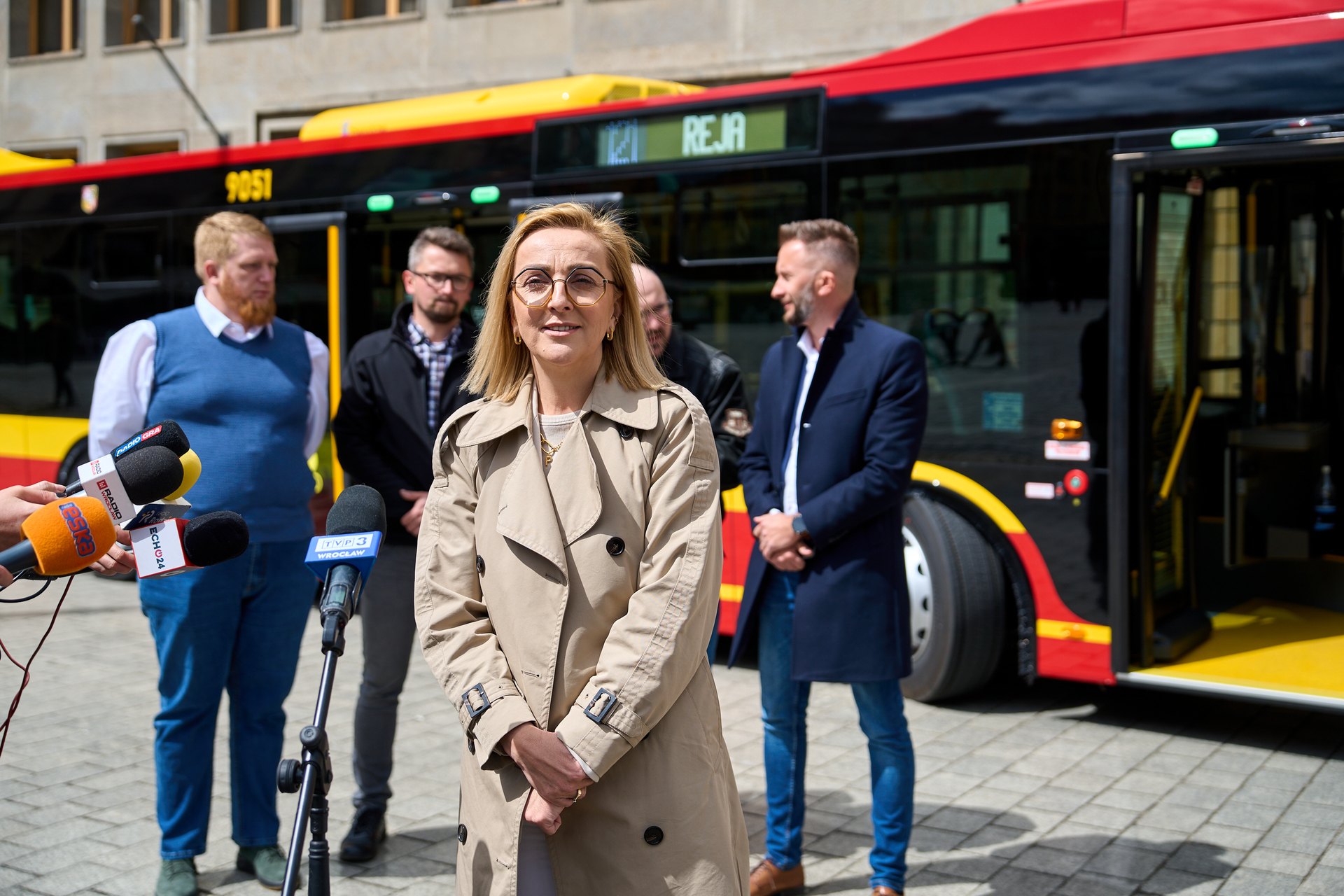 Dyrektorka Wydziały Transportu zapowiada zmiany w komunikacji, które zwiastuje widoczny za nią autobus SOR NS 18