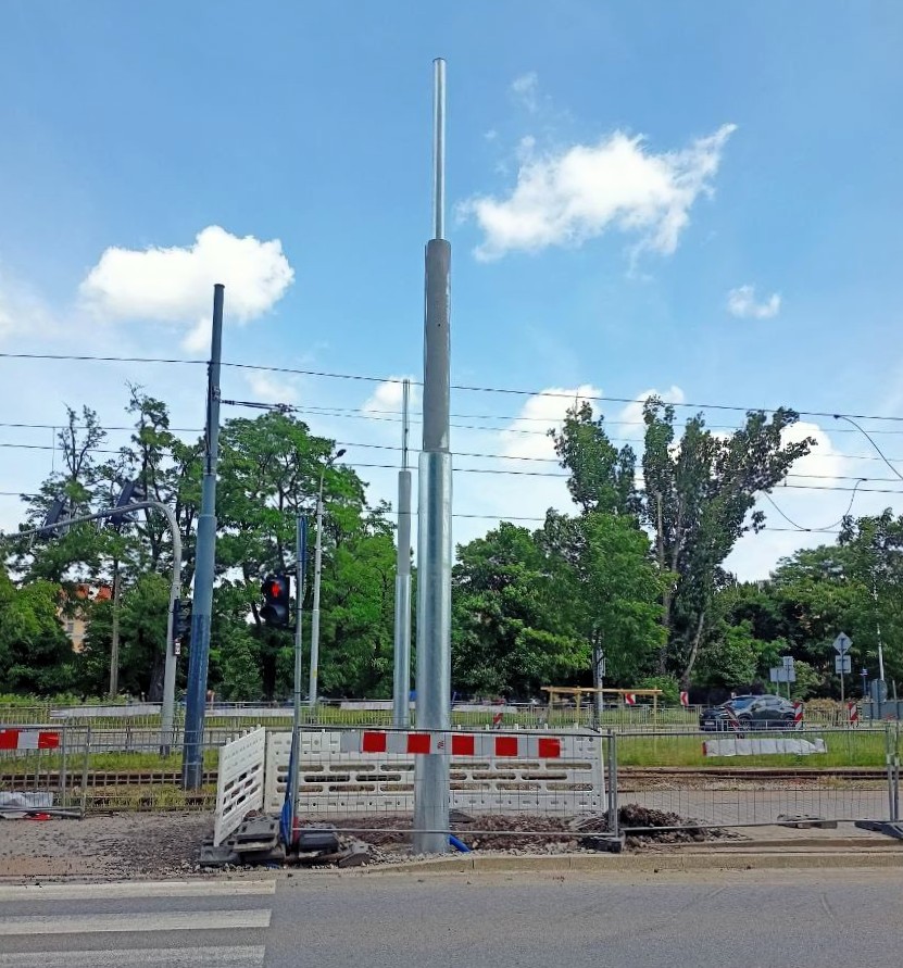 Nowe słupy trakcyjne na ulicy Bardzkiej