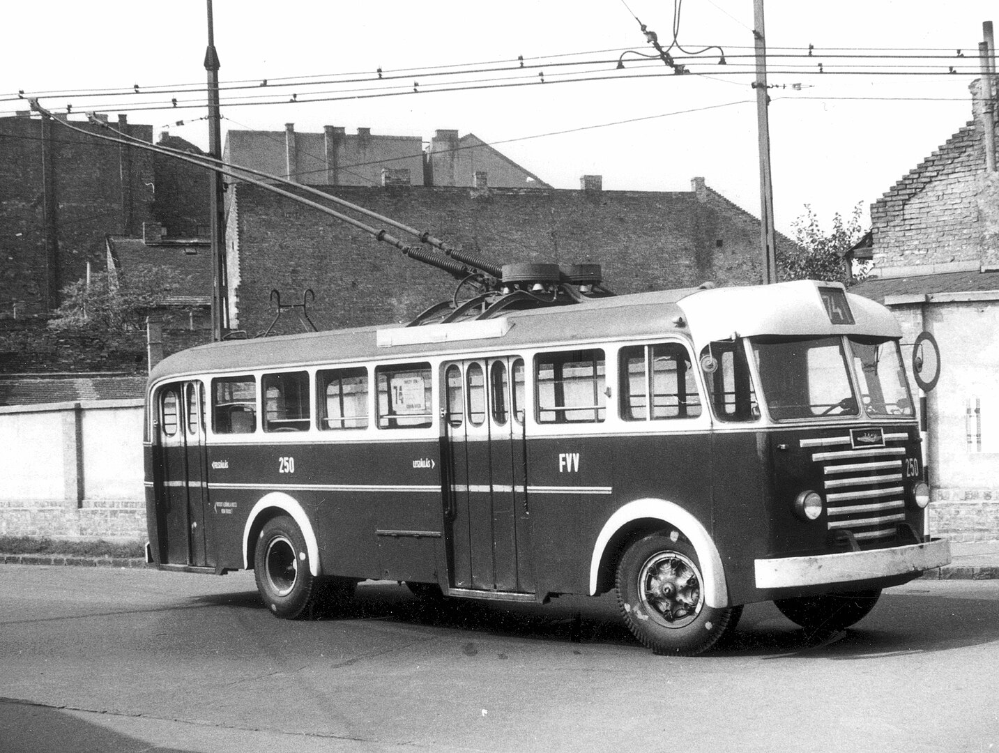 Ikarus 60T z lat 50. - tak wyglądały Ikarusy, zanim stały się jednymi z najpopularniejszych autobusów w polskich miastach
