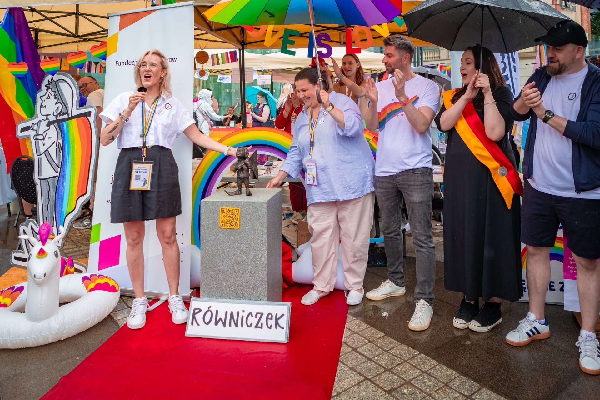 Odsłonięcie krasnala Równiczka w Miasteczku Równości na pl. Wolności