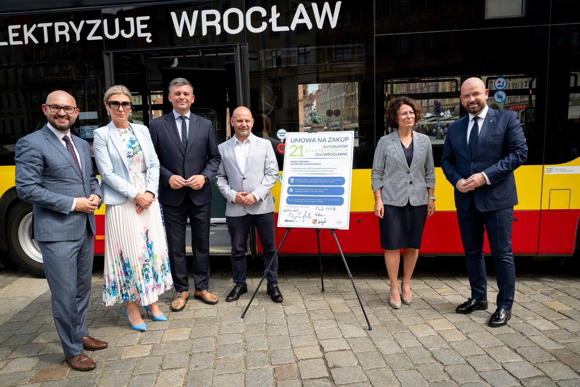 Podpisanie umowy na zakup 21 Mercedesów eCitaro. Prezes MPK Witold Woźny, wiceprezydent Wrocławia Renata Granowska, wiceprezes MPK Przemysław Nowicki, radny miejski Dominik Kłosowski,  prezes Daimler Buses Mirosława Rudzka i prezydent Wrocław Jacek Sutryk