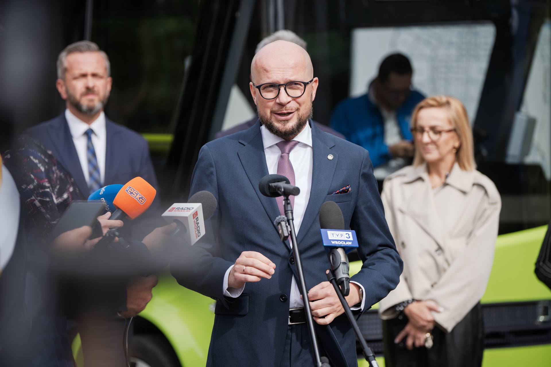 Wiceprezydent Jakub Mazur na konferencji zapowiadającej testy Blees BB-1