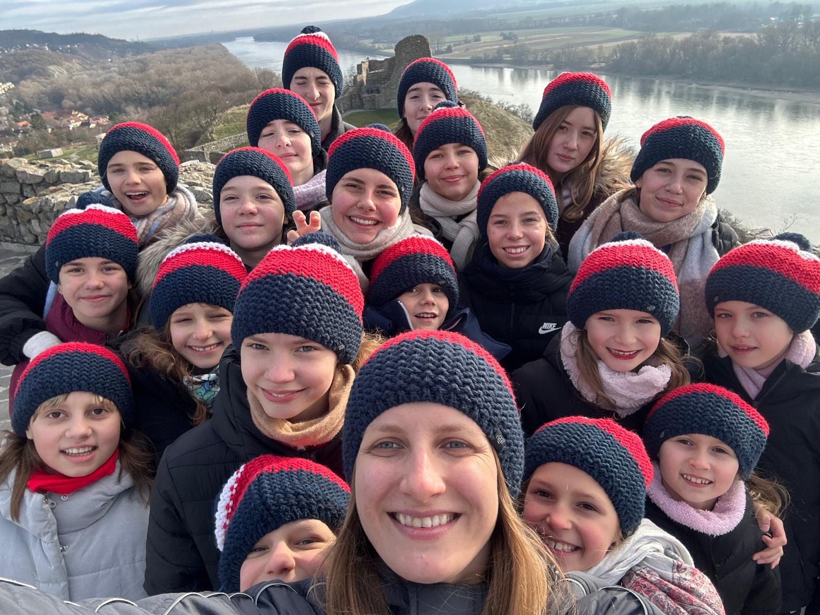 Zawodniczki i zawodnicy KS Pływanie Artystyczne Wrocław na Slovakia Synchro 2025. Na dole pośrodku - Ksenyia Yadlouskaya, trenerka.