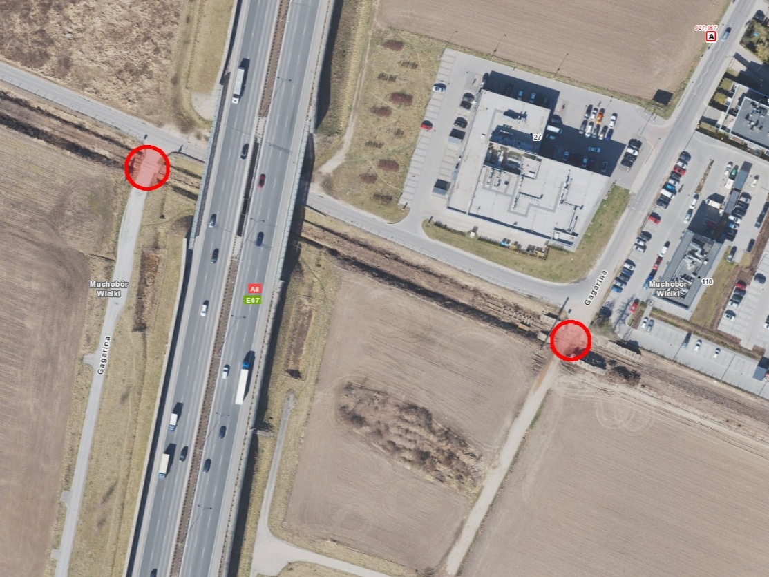 Na mapie zaznaczone są miejsca, w których odcięta została możliwości wjazdu na drogi wzdłuż AOW, tzw. drogi serwisowe