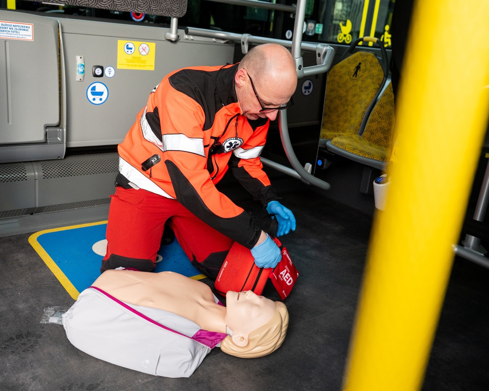 Paweł Gawłowski, ratownik medyczny, pokazuje, jak można w autobusie uratować życie przy pomocy AED