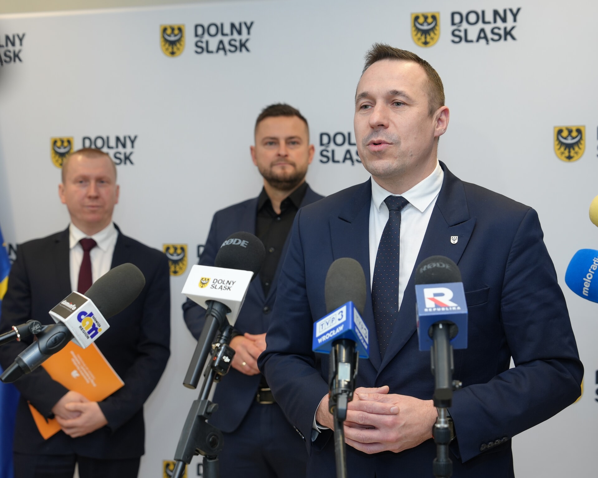 Marszałek Paweł Gancarz na konferencji prasowej o modernizacji autostrady A4