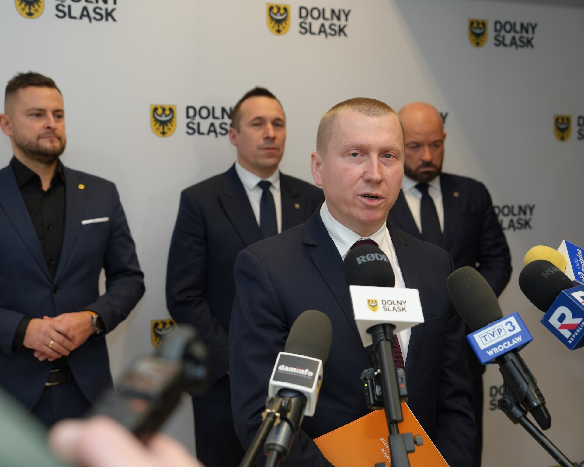 Dyrektor wrocławskiego oddziału GDDKiA Waldemar Wojciechowski  na konferencji prasowej o modernizacji autostrady A4