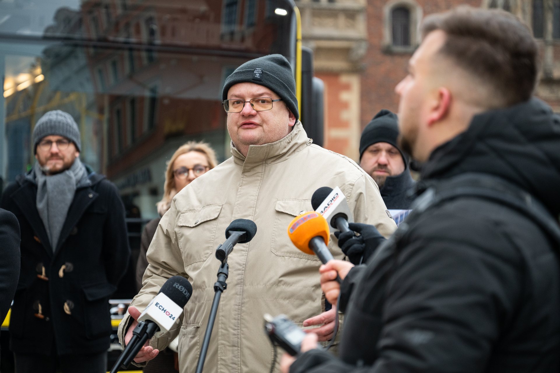 Robert Suligowski, radny Rady Miejskiej Wrocławia, podczas konferencji poświęconej umowie z Przedsiębiorstwem Transportowym Kłosok na obsługę 12 miejskich i podmiejskich linii autobusowych
