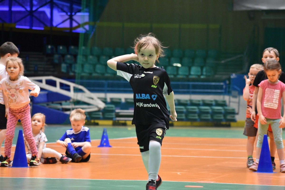 Zajęcia mają być połączeniem sportowej rywalizacji i dobrej zabawy - uczestniczka zajęć w trakcie wykonywania ćwiczenia