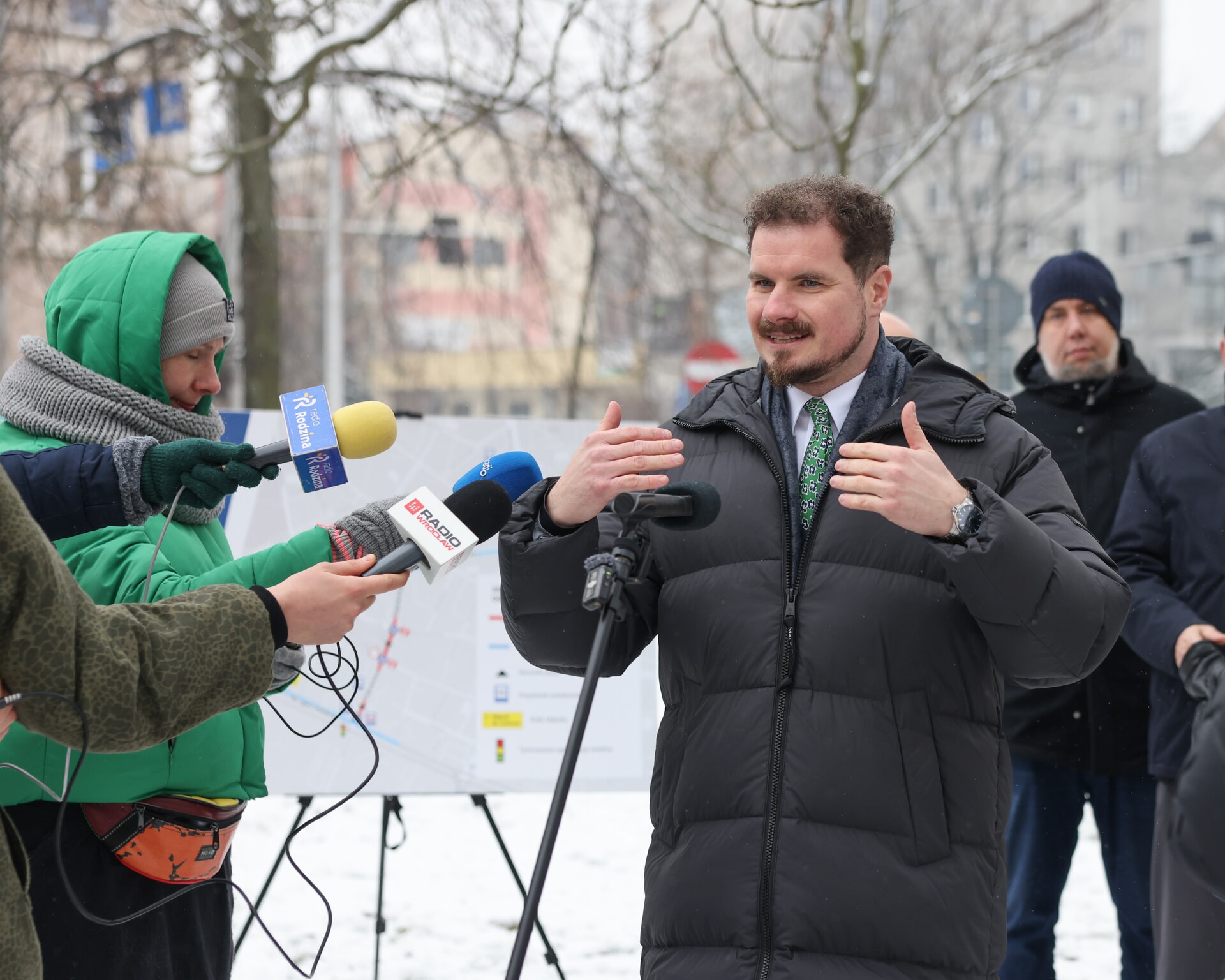Bartosz Nowak, wiceprezes Wrocławskich Inwestycji, na konferencji zapowiada zmiany na ulicy Gajowickiej